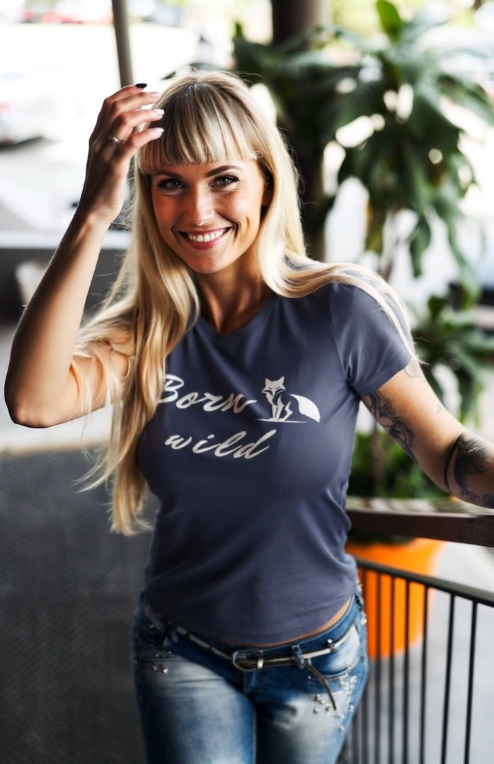 Camiseta "Born Wild", colores oscuros para ella